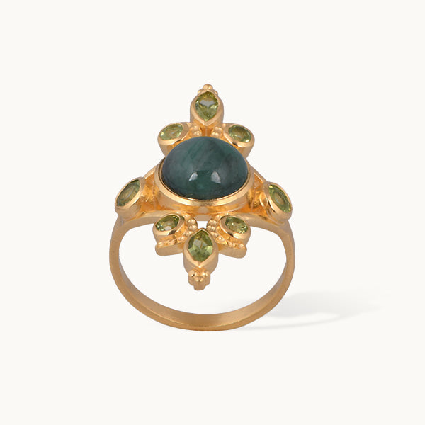 Skovlys – ring med smaragd og peridot