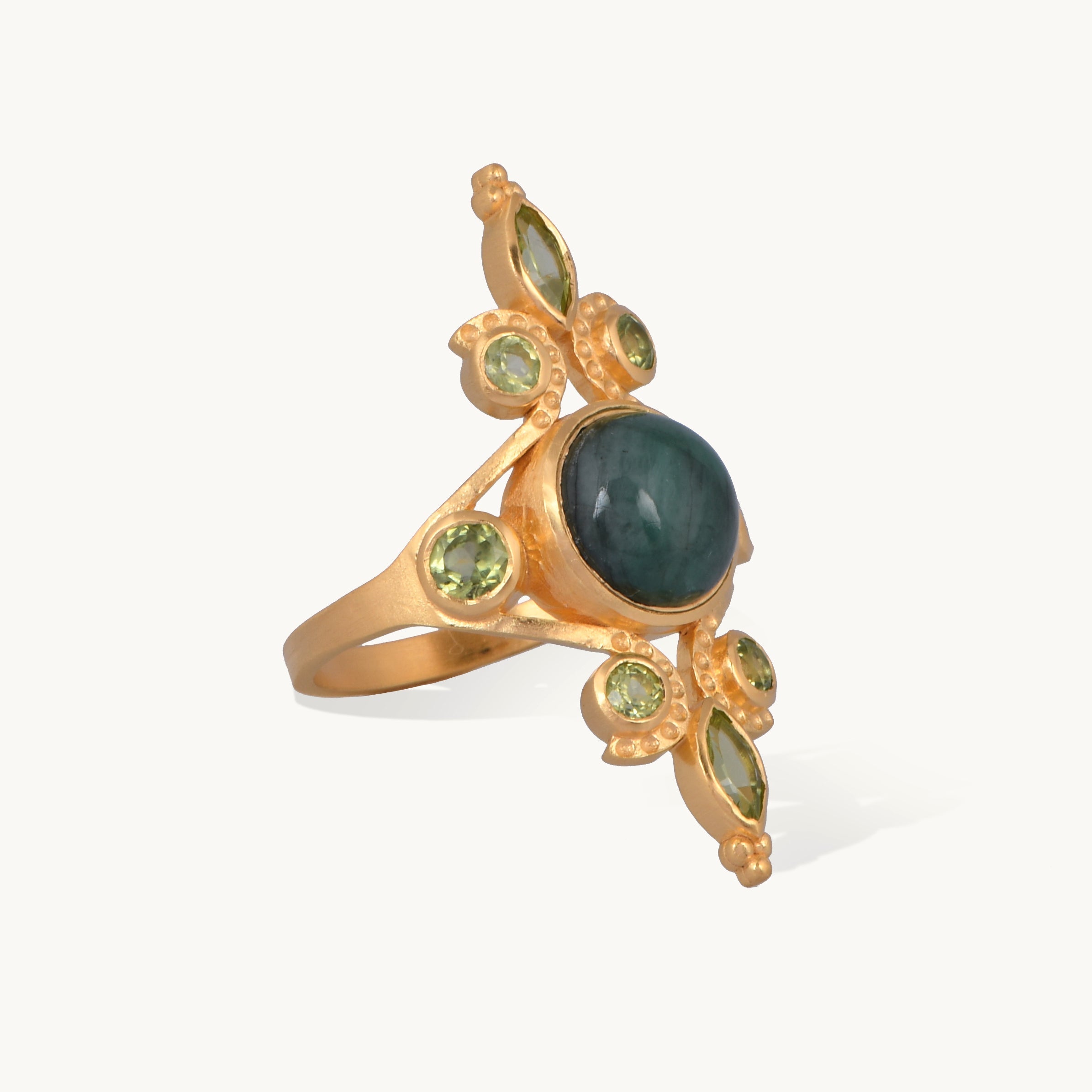 Skovlys – ring med smaragd og peridot